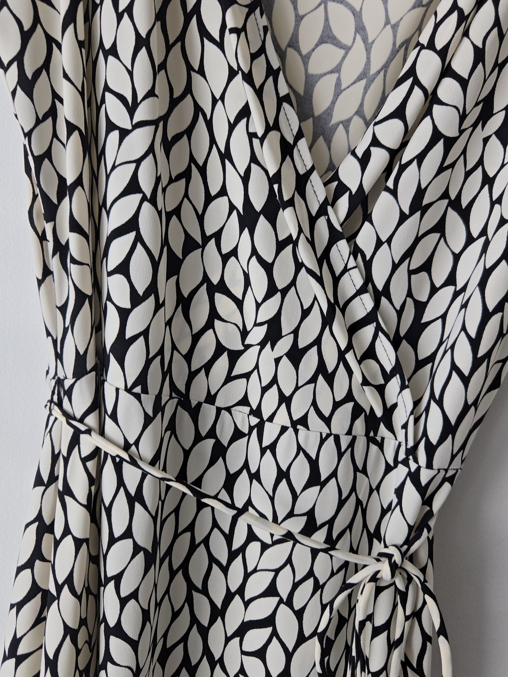 London Times Black & White Leaf-Print Midi Wrap Dress-Size 12 - Picture 9 of 13